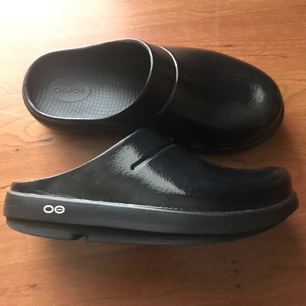 Oofos, clog, black, size 10W/8M.